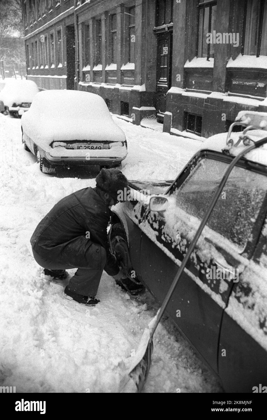 Oslo 24. November 1977. Großer Schneefall verursachte Probleme im Morgenverkehr in Oslo. Hier ist ein Mann, der sich greifende Decken/Ketten anzieht. Foto; Erik Thorberg / NTB / NTB Stockfoto