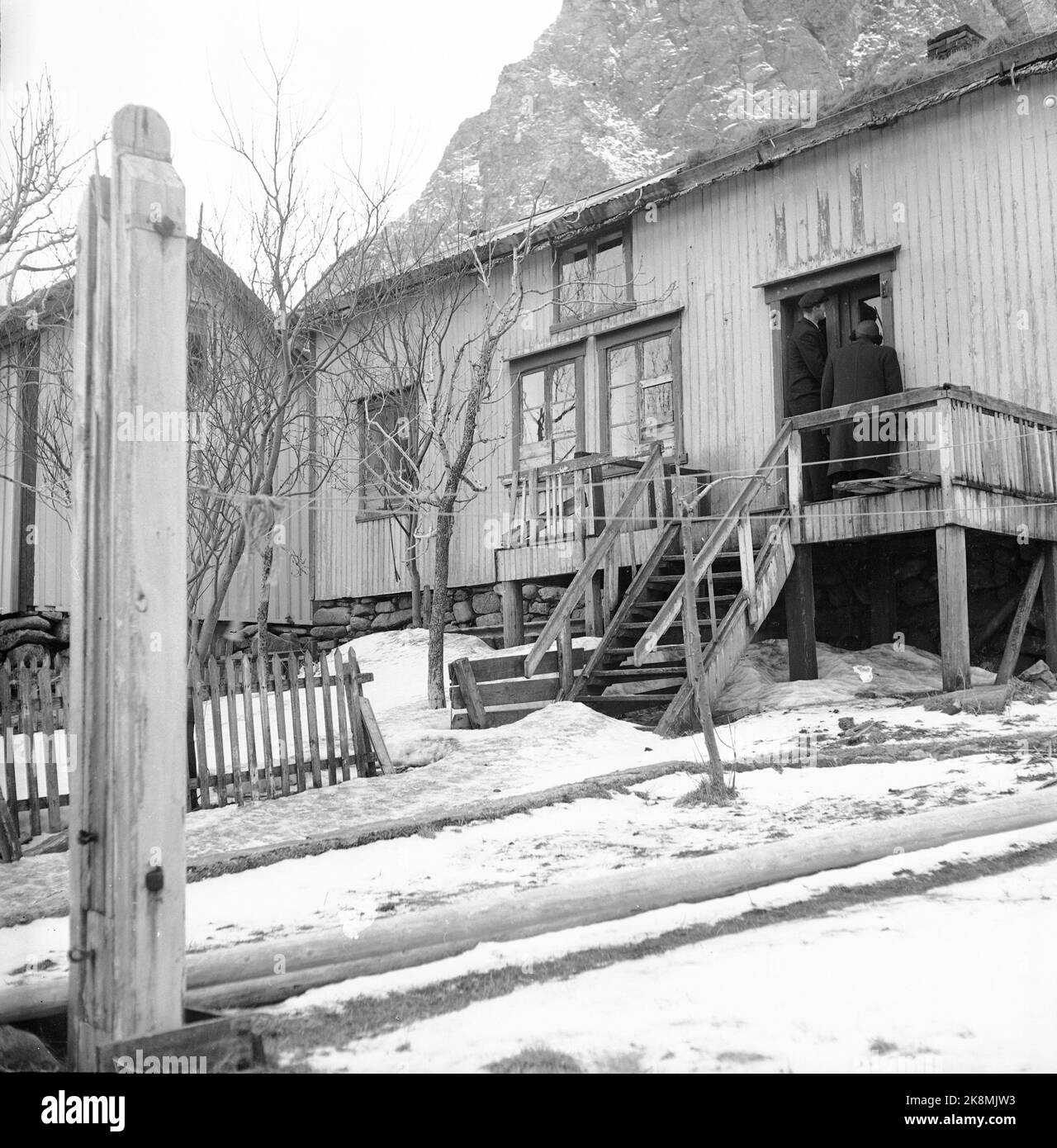 Lofoten, Winter 1951. Mehrere Fischerdörfer in Lofoten werden geräumt, weil sie ohne Strom, Straßen-, Kais- und Telefonanschluss nicht betrieben werden können. An einigen Orten haben die Gemeinden beantragt, Geld vom Staat zu bewegen, um die Häuser und die gesamte Bevölkerung zu bewegen, wie hier in Refsvik. Dies ist eines der wenigen Häuser, die noch übrig sind, während die Hausbesitzer den Ort verlassen haben. Foto: Sverre A. Børretzen / Aktuell / NTB Stockfoto