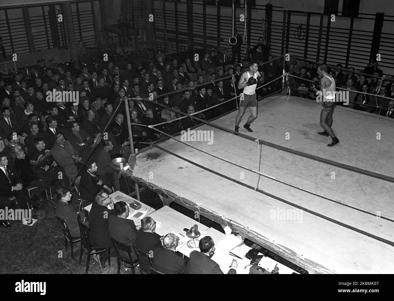 Oslo 19630119 ist das Sport? Junioren-Meisterschaften wurden in Boxen in Turnhallen in Oslo organisiert. Current brachte vier besondere Gäste, um zu entscheiden, ob Boxen ein gesunder Sport ist. Zu den vier gehörten Minister Åse Bjerkholt, Professor Harald Schjelderup, Polizeichef Johan Gjerde und Programmsekretär Bjørge Lillelien. Foto: Aage Storløkken / Aktuell / NTB Stockfoto