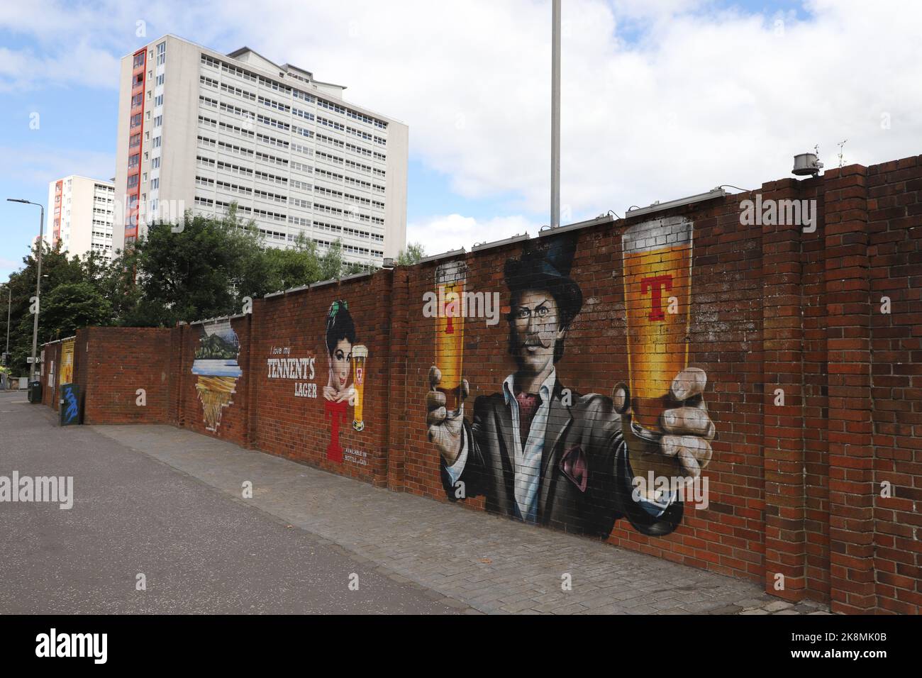 Tennents Wandbild an der Außenwand der Tennent Caledonian Breweries von smug (Sam Bates) Glasgow Scotland Juli 2022 Stockfoto