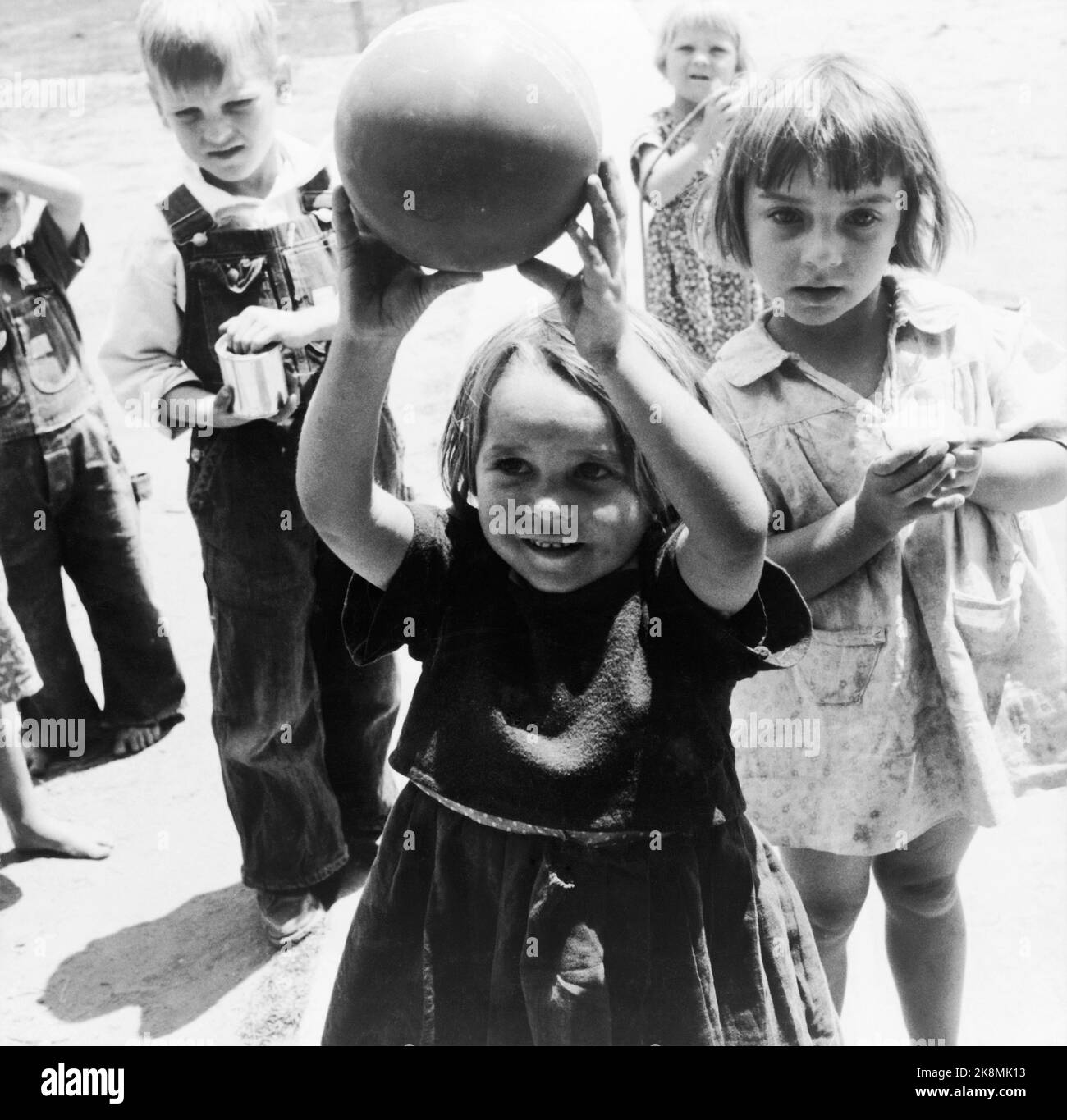 Dorothea lange - Lager der Farm Security Administration (FSA) für Wanderarbeitnehmer in der Landwirtschaft. Kindergarten, zeigt migrantische Kinder spielen - 1939 Stockfoto