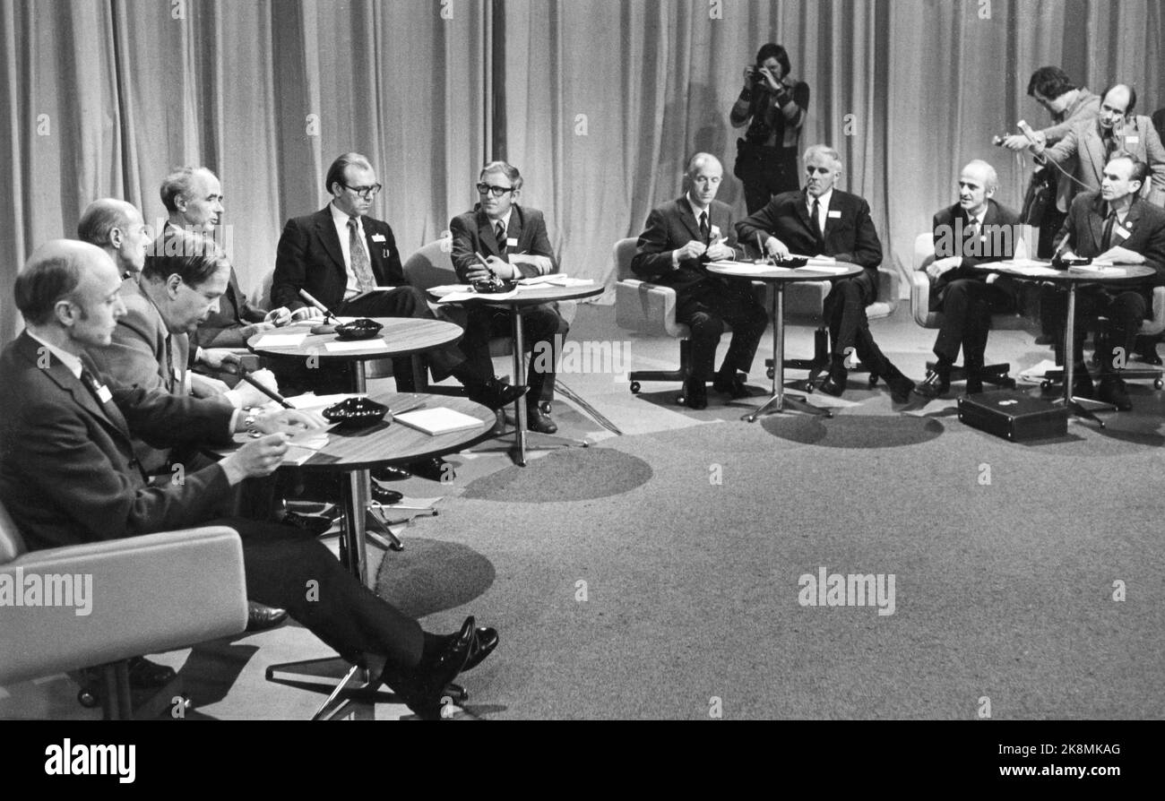 Oslo 19720925: Das Referendum über die Mitgliedschaft in der Europäischen Gemeinschaft, EG: Referendum über die EG. Die endgültigen Zahlen lagen bei 53,49 Prozent für Nein und 46,51 Prozent für Ja. Hier aus der Parteichef-Debatte nach der Wahlbeobachter im NRK Studio, nachdem das Ergebnis klar war. F. V.: Kåre Willoch (H) Helge Seip (V), Gutturm Hansen (A) Premierminister Trygve Bratteli, Programmleiter Lars Jacob Krogh, Programmleiter Herbjørn Sørebø, Lars Korvald (KRF) per Bunten (Sp) Finn Gustavsen (SF) und Reidar Larsen (NKP). EEC / EF / EU FOTO: NTB / NTB Stockfoto