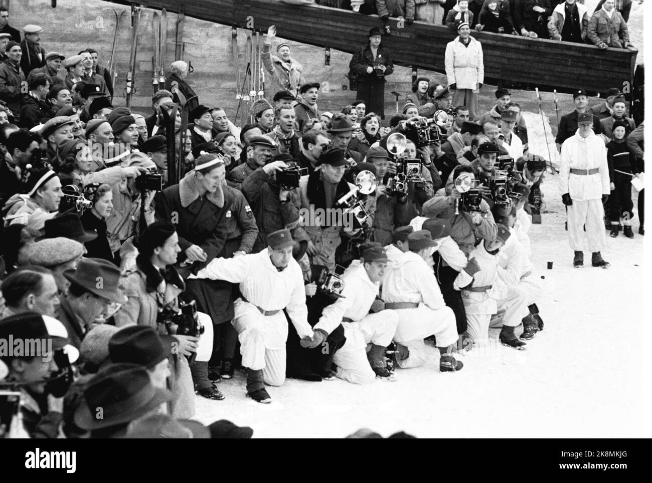Olympische Spiele 1952 in Oslo. Skilanglauf, Staffel, Männer. Hier sind Teamleiter, Pressefotografen und Zuschauer bei Sletta am Holmenkollbakken. Bestellungsbeamte in weißen Deckanzügen versuchen, die Menschen zurückzuhalten. Finnland gewann vor Norwegen und Schweden. Foto: Current / NTB Stockfoto