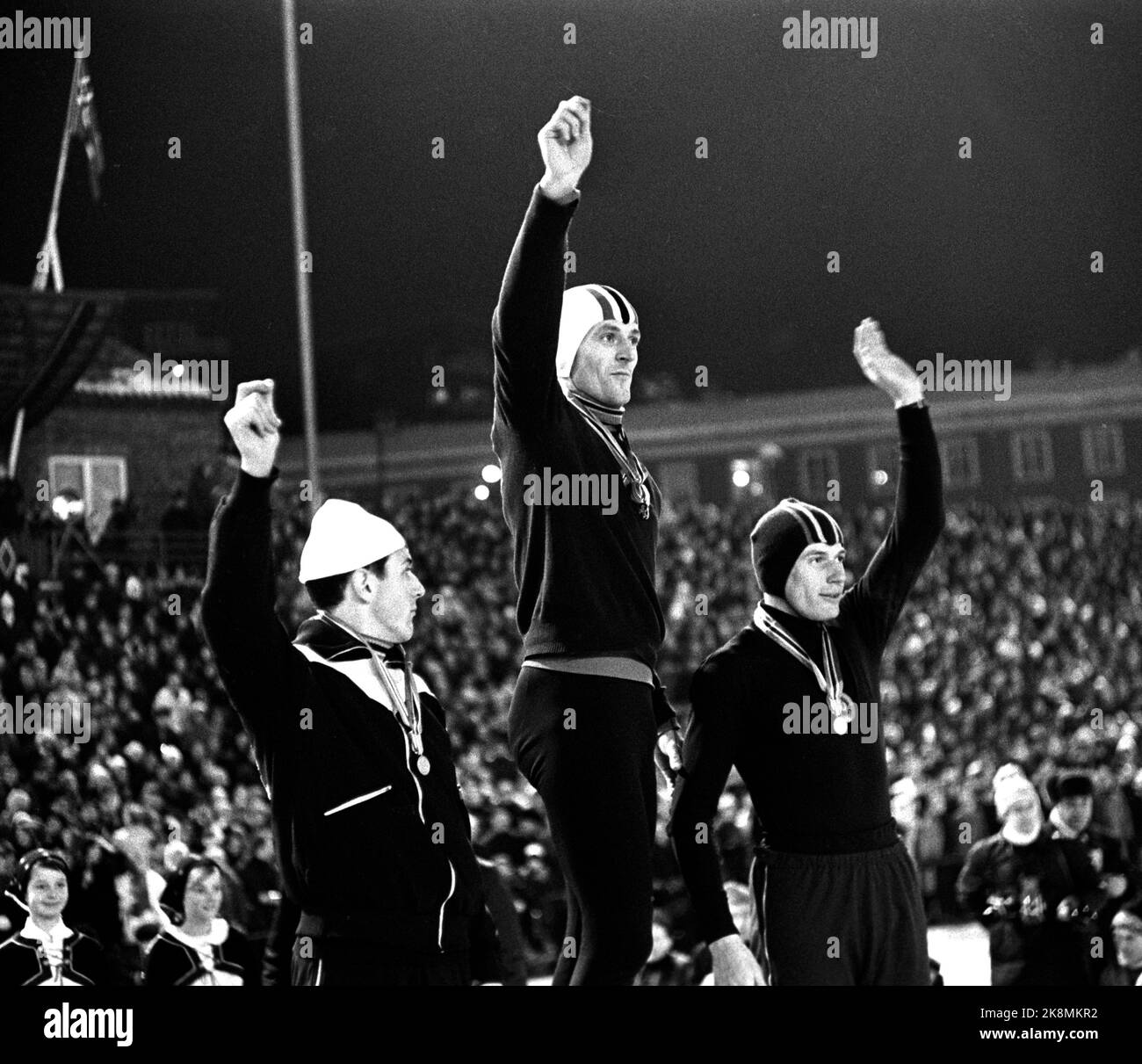 Oslo 19680128 Skaten, Schnelllauf, die Europameisterschaft auf Skaten in Bislett, für überfüllte Stände. Hier ein deutlich berührter Sieger Fred Anton Maier flankiert von Nr. 2 Edvard Matusewitsch Sowjet (Th) und Nr. 3 Magne Thomassen (TV). Foto NTB / NTB Stockfoto