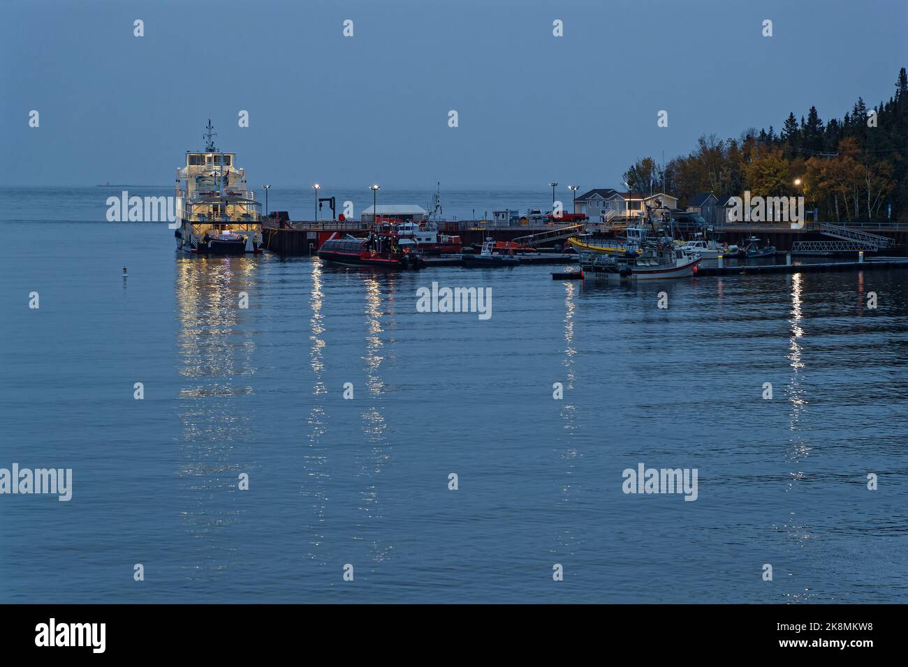 TADOUSSAC, KANADA, 13. Oktober 2022 : der Hafen von Tadoussac bei Einbruch der Dunkelheit. Tadoussac ist wegen der rauen Schönheit der Stadt als Touristenort bekannt Stockfoto