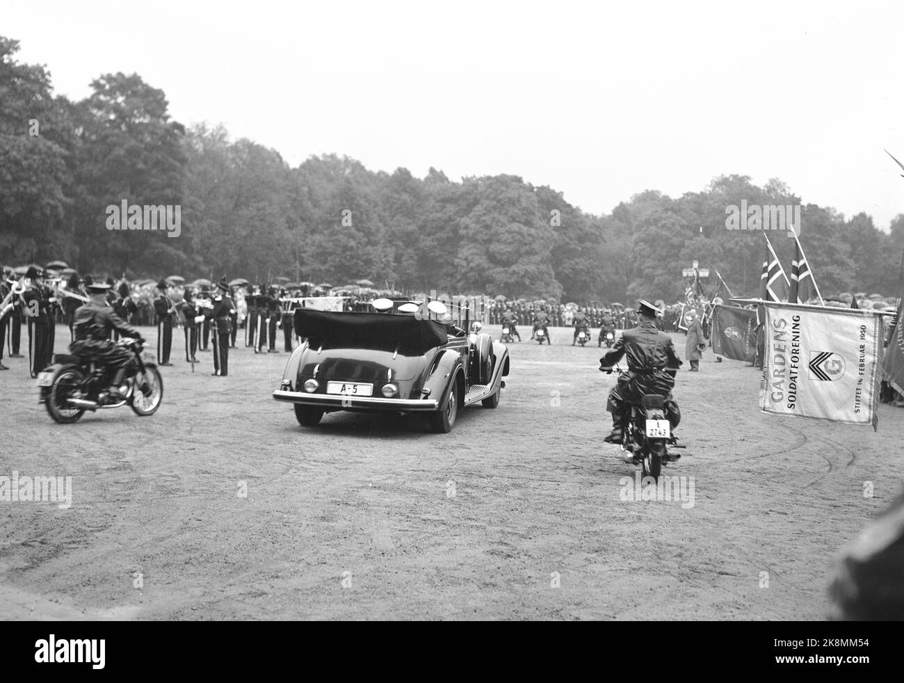 Oslo 19520803. König Haakon 80 Jahre 3. August 1952. So sah es in Slottsplassen aus, nachdem der König bei Regenwetter mit Dem Auto A 5 durch Oslo gefahren war. Viele Menschen waren anwesend, um einen Blick auf den König zu erhaschen. FOTO: VALLDAL NTB / NTB Stockfoto