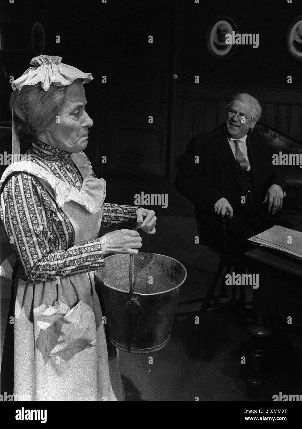 Oslo 19750203: Bild aus dem Stück 'die große Taufe' im Det Norske Theater. Hier sehen wir AUD Schønemann und Arve Opsahl, jeweils als Jungfrau Jahr und Kirchendienerin Evensen. Foto: Henrik Laurvik / NTB / NTB - - das Bild beträgt ca. 4 MB - - - Stockfoto
