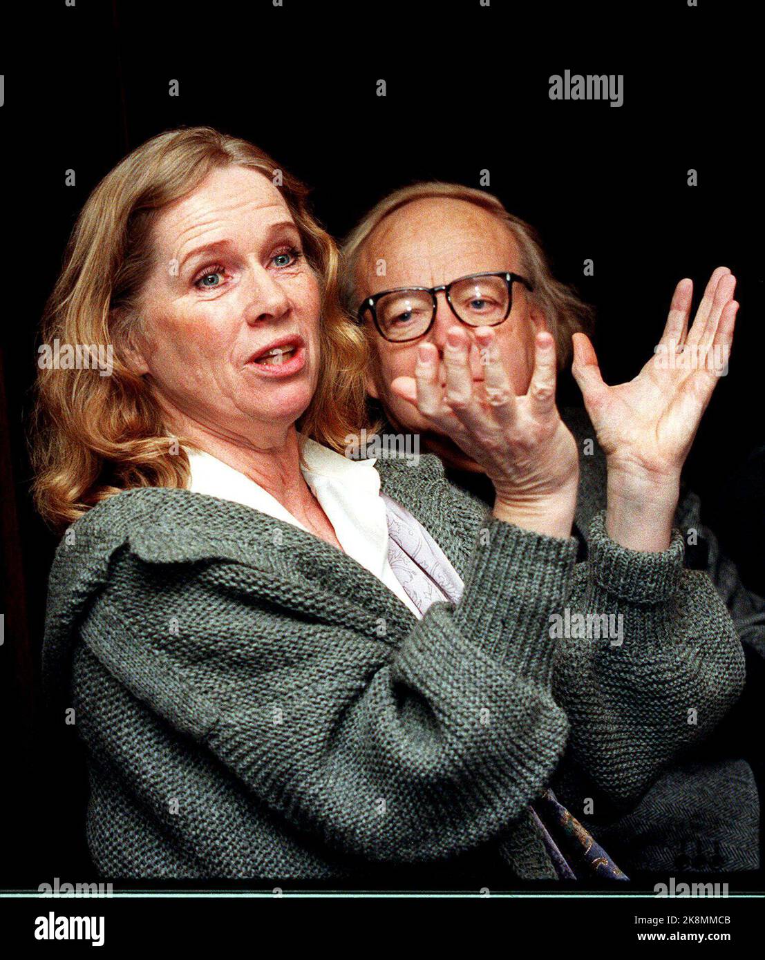 1998-10-06: Liv Ullmann (im Bild) debütiert als Theaterlehrer am Norwegischen Theater mit „Day Skill“. Das Stück wird am kommenden Samstag Premiere haben. Hinter dem Komponisten Arne Nordheim, der die Musik für das Stück machte. 41625 (Foto: Morten Holm, NTB Plus) Stockfoto