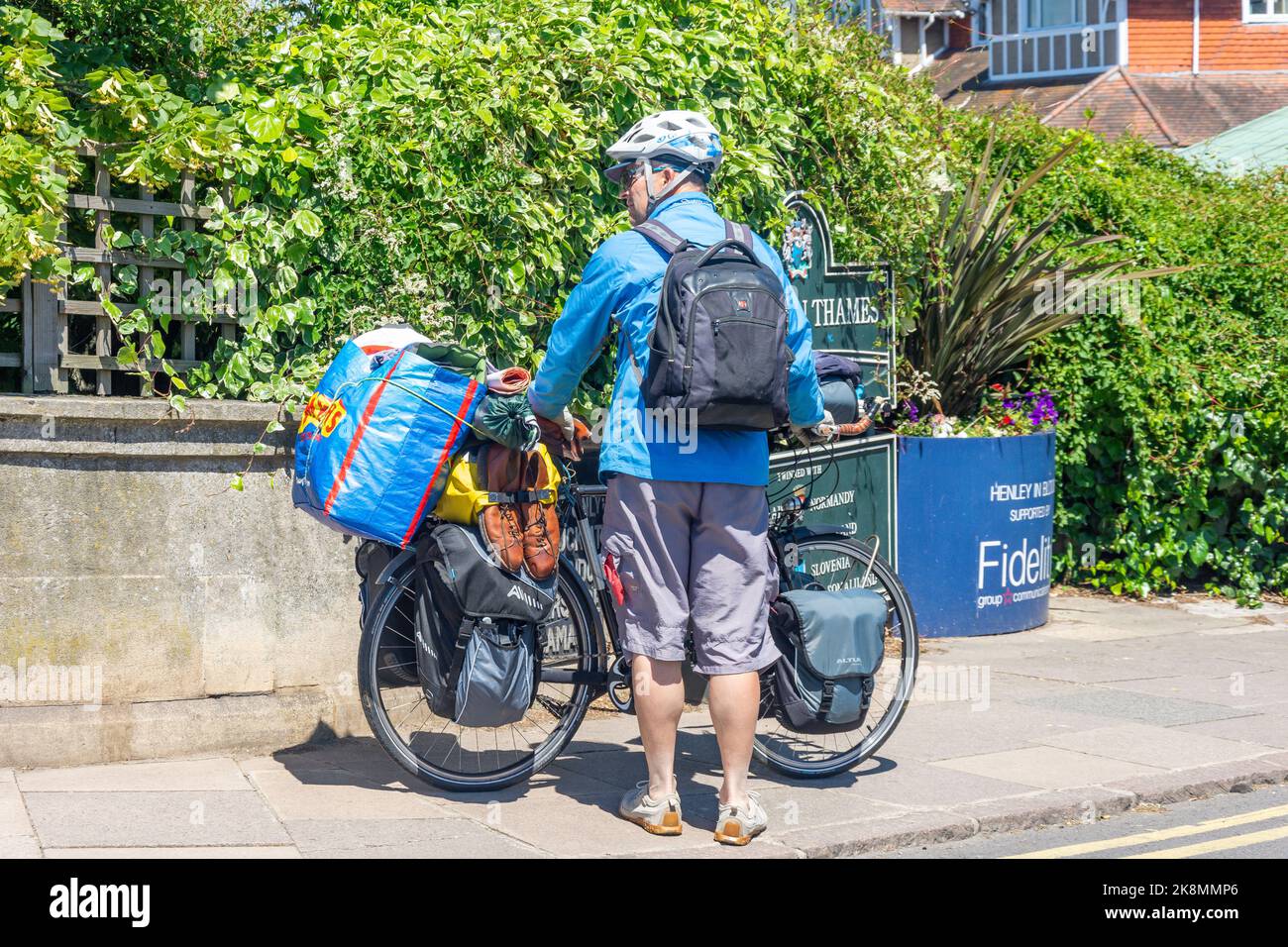 Mann auf stark überladenem Fahrrad, White Hill, Henley-on-Thames, Oxfordshire, England, Vereinigtes Königreich Stockfoto