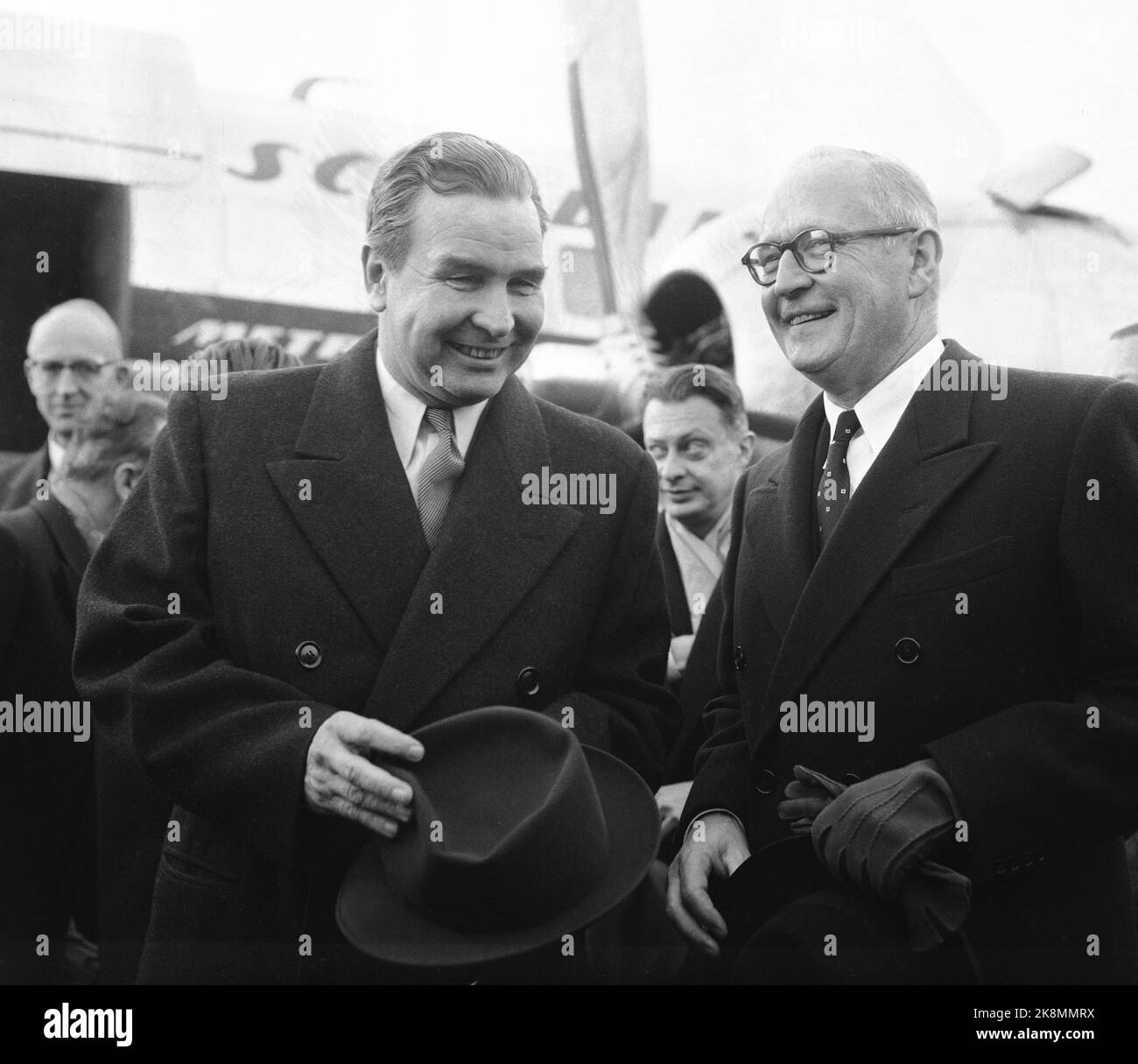 Fornebu 19581027 Außenminister Adam Rapacki aus Polen trifft den norwegischen Außenminister Halvard lange (Th). Foto: Stage / NTB Phys.lok :) Fragen Sie die Archive Stockfoto