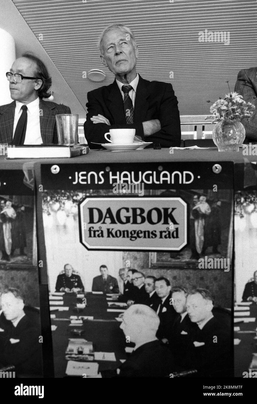 Oslo 1986-08-21: Ex-Justizminister Jens Haugland mit dem umstrittensten Buch des Jahres: 'Tagebuch aus dem Königsrat'. In dem Buch behauptet Haugland unter anderem. Der ehemalige Chef der Überwachungs-Polizei, Asbjørn Bryhn, kartierte die linke Seite in der norwegischen Politik. Die meisten nicht die größte Aufmerksamkeit, jedoch, dass die königliche Familie in einer Weise erwähnt wird, die in Norwegen ungewöhnlich ist. Hier Haugland während der Präsentation des Buches. Foto: Morten Hvaal Stockfoto