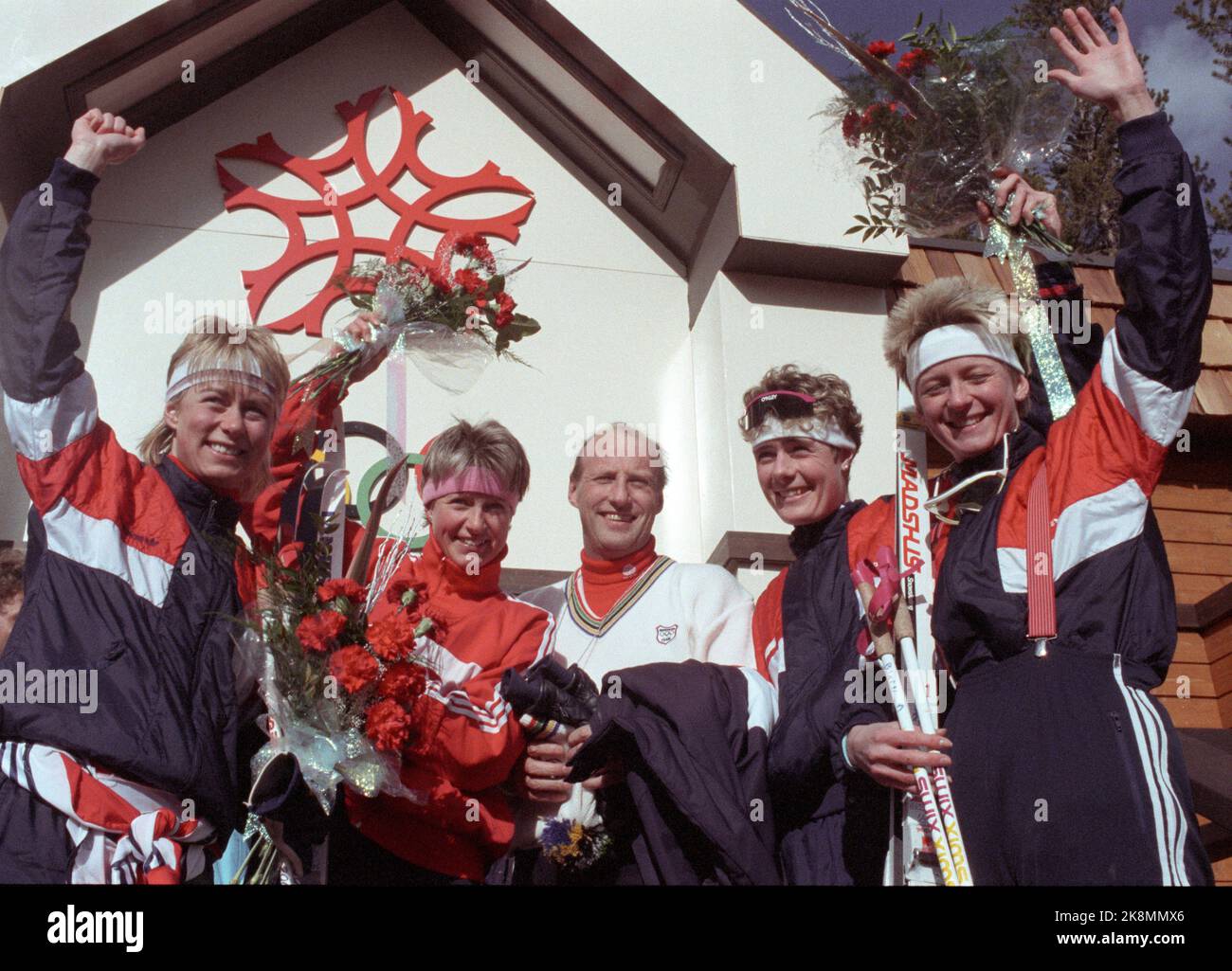 Calgary, Kanada 198802: Olympic Calgary 1988. Skilanglauf, Staffel, Frauen. Das norwegische Team holt Silber. Hier Kronprinz Harald unter den glücklichen silbernen Mädchen (f Foto: Bjørn Sigurdsøn. Stockfoto