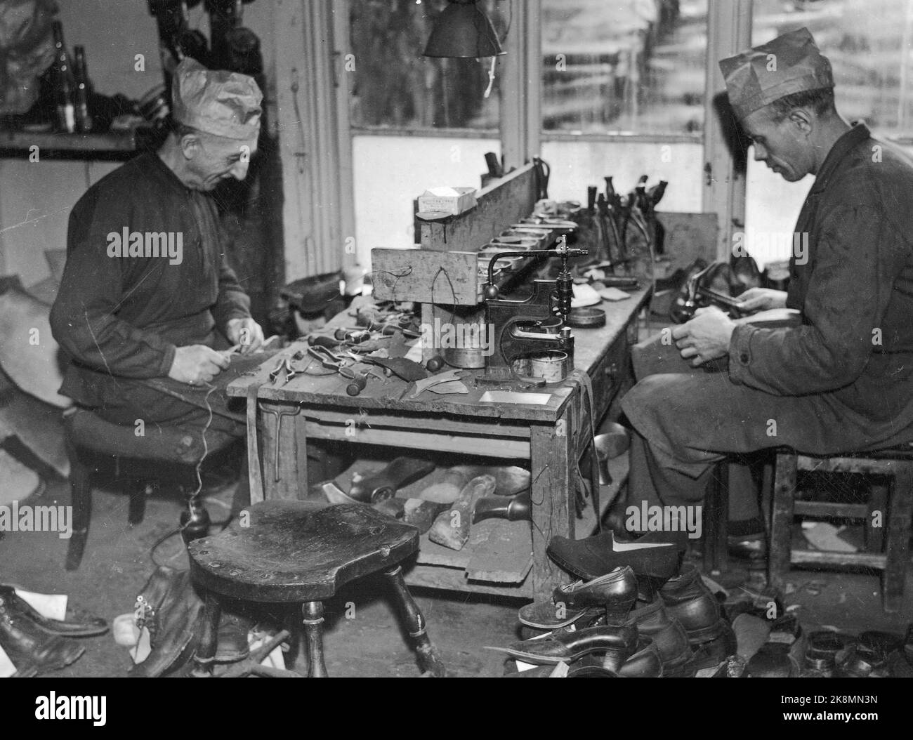 Oslo 19421221. Zwei Männer arbeiten in einem verächternden Unternehmen. Sie reparieren Schuhe. Foto; Ntb Stockfoto