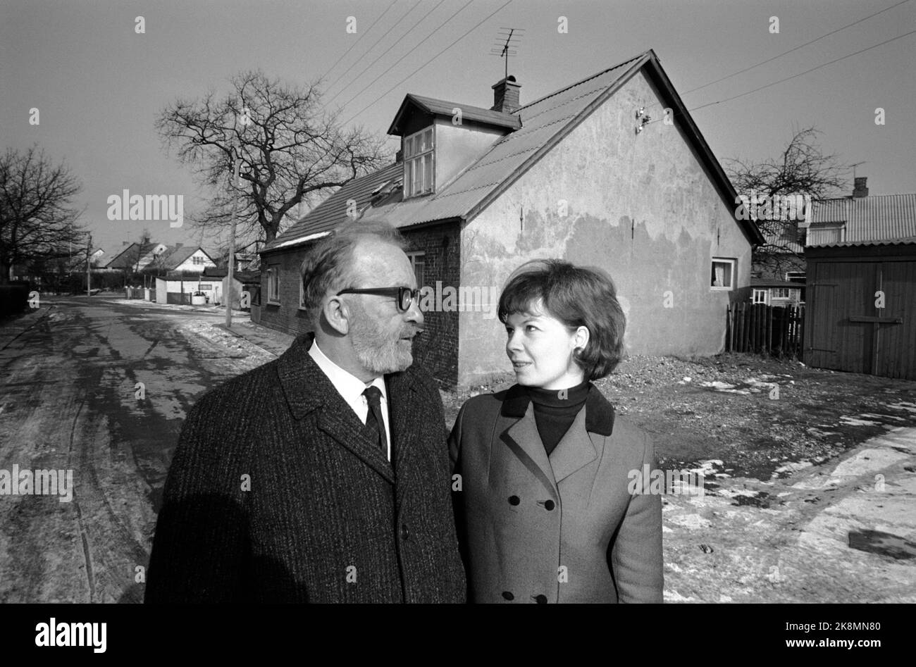 Nykøbing, Dänemark März 1965 - Autor Aksel Sandemose über alte Handlungen in seinem Geburtsort von Nykøbing, oder "Jante", wie er es in seinen Romanen nennt. Hier ist er mit seiner Frau Hanne Sandemose. Foto: Aage Storløkken / Aktuell / NTB Stockfoto