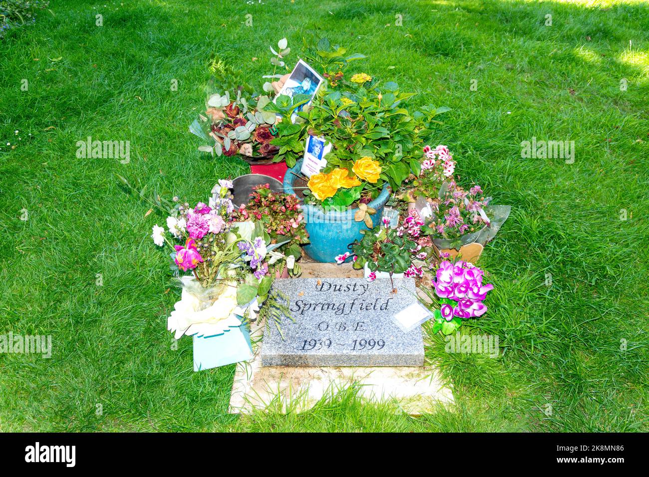 Das Grab des Sängers Dusty Sprinfield im Kirchhof der St. Mary's Church, Church Avenue, Henley-on-Thames, Oxfordshire, England, Vereinigtes Königreich Stockfoto