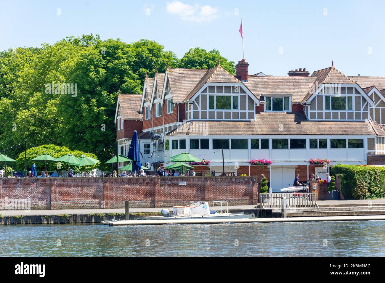 Gartenterrasse, Leander Rowing Club auf der anderen Seite der Themse, Henley-on-Thames, Oxfordshire, England, Großbritannien Stockfoto