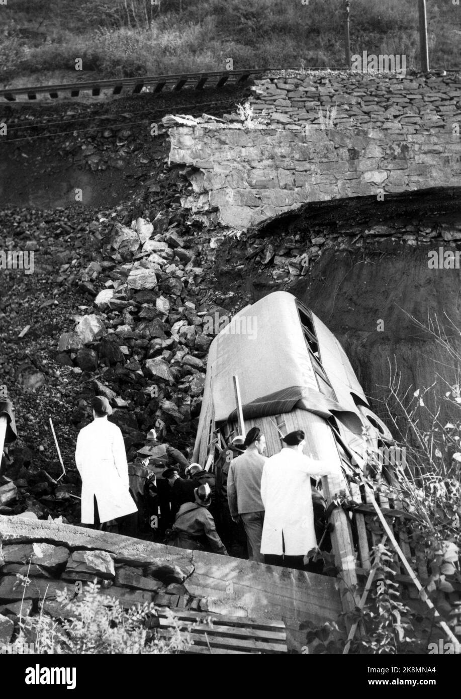 Oslo 1953-10-07 der Unfall in Bekkelaget, bei dem fünf Menschen ums Leben kamen. Hier von der Brutstätte, wo Ein Skøyenbuss begraben ist. Vier der Verstorbenen waren im Bus. Foto: Jan Stage. / NTB-Archiv / ntb Stockfoto