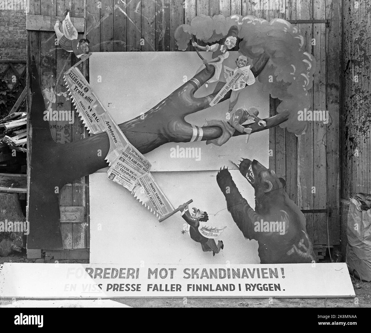 WW2 Oslo 19440802 Informationsbüro des deutschen Staates. Modelle für Fensterausstellungen. „Forering Against Scandinavien!“ "Eine gewisse Presse fällt Finnland in den Rücken" Foto: Aage Kihle / NTB *** Foto nicht verarbeitet ***** Stockfoto