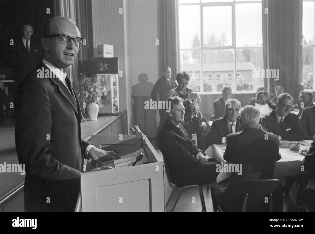 Sørmarka, Oppegård 19671021 die LO-Schule auf Sørmarka in Oppegård. Ab der feierlichen Einweihung für 3. Etappe 9. Oktober 1967. Regisseur Ulvin? Von der nationalen Vereinigung der Mechanischen Werkstatt grüßt die Arbeitgeberseite. Foto; Sverre A. Børretzen / Aktuell / NTB Stockfoto