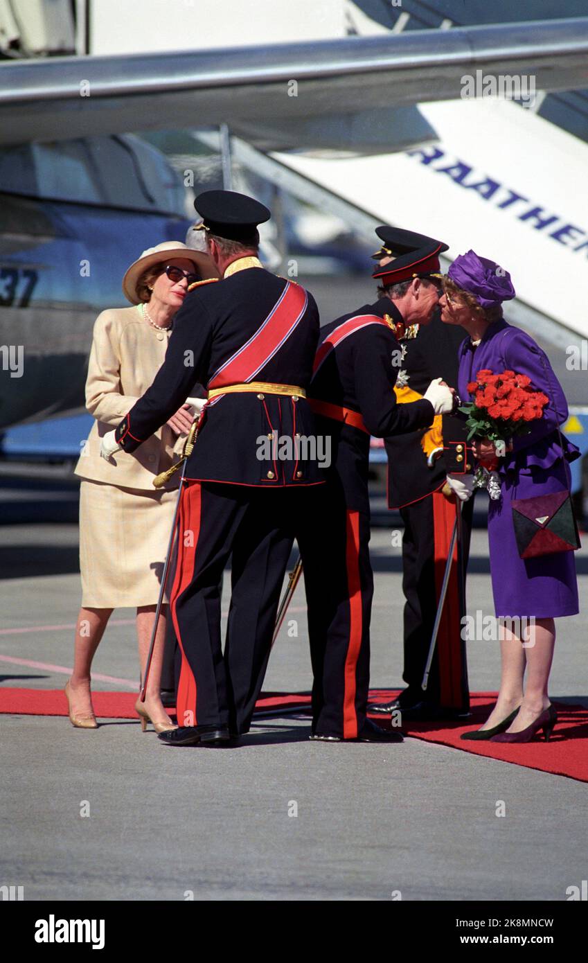 Fornebu 2. Mai 1990. König Olav begrüßt seinen Gast, Großherzog Jean von Luxemburg, in Fornebu. Kronprinz Harald und Prinzessin Sonja sind ebenfalls anwesend. Foto: Bjørn-Owe Holmberg / NTB / NTB Stockfoto