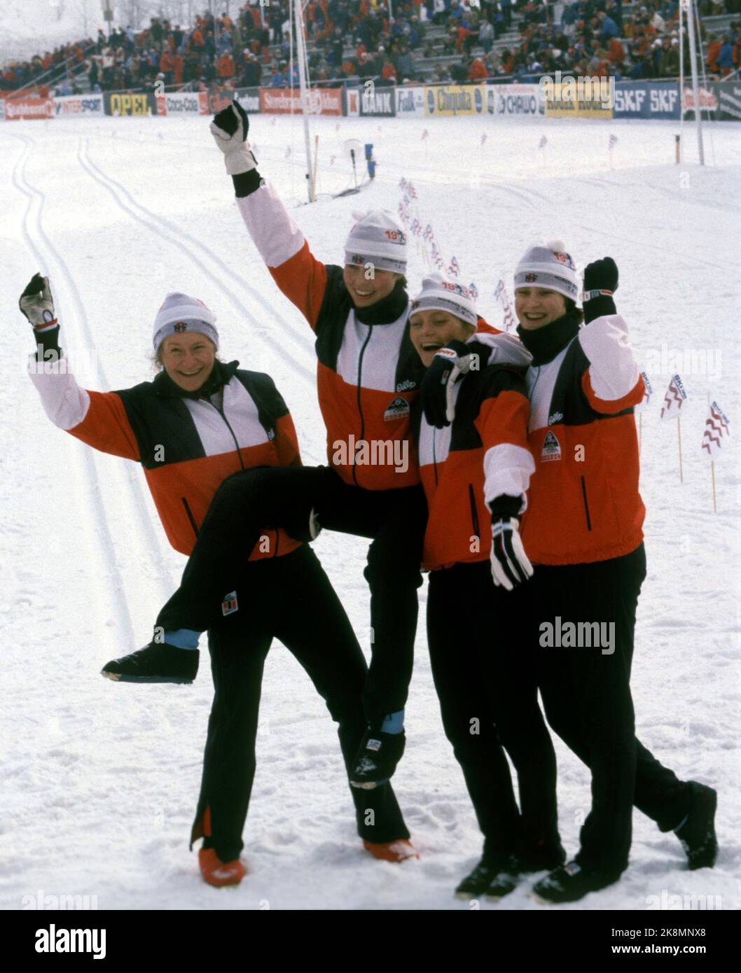 Oslo 19820224. Ski World Cup 1982, Langlauf, Frauen, Staffel. Das norwegische Team holte Gold bei der Frauen-Staffel während der WM in Holmenkollen, Oslo. Das norwegische Siegerteam f.h. Inger Helene Nybråten, Anette Bøe, Brit Pettersen und Berit Aunli. NTB-Archivfoto / ntb Stockfoto