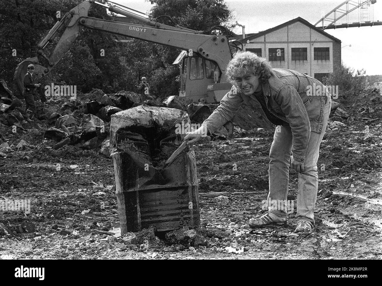 Fredrikstad 1985-09: Frederic Hauge, Leiter des Umweltausschusses für Natur und Jugend, zeigt eines der vergrabenen Fässer aus jungen Fabriken in Fredrikstad. Giftstoffe. (Code: 16305) Foto: Bjørn Sigurdsøn - - das Bild ist ca. 3 MB - - Stockfoto