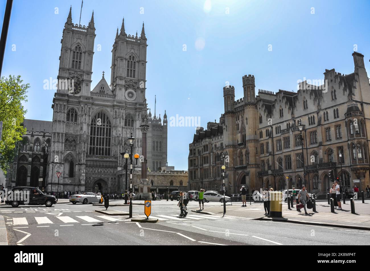Die Straßen von London mit Menschen, Autos und der Westminster Abbey und Gebäuden an einem sonnigen Tag. Stockfoto