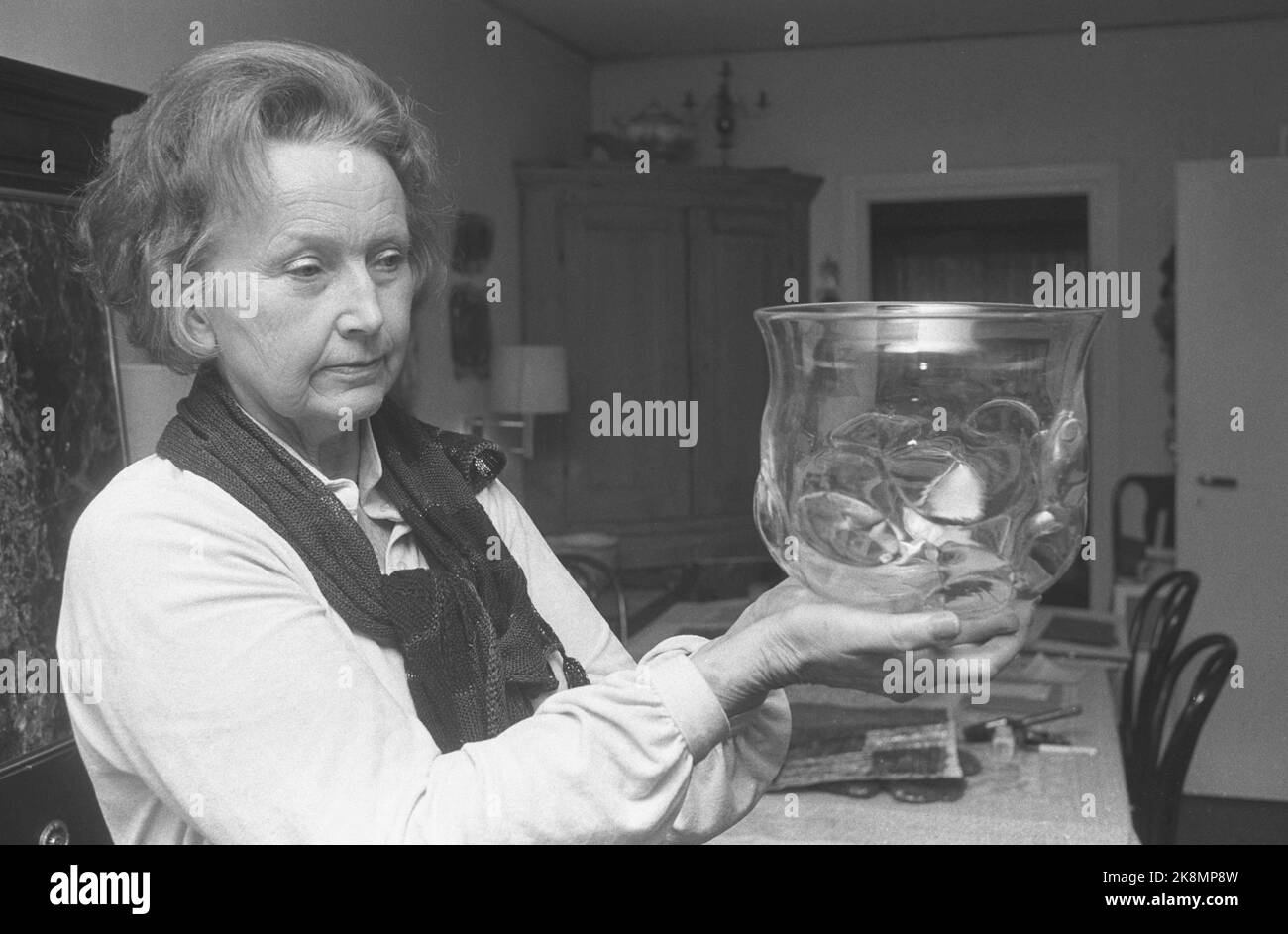 Oslo 19890720: Der Glaskünstler Benny Motzfeldt zeigt einige seiner Glaskunst. Foto: NTB / NTB Stockfoto