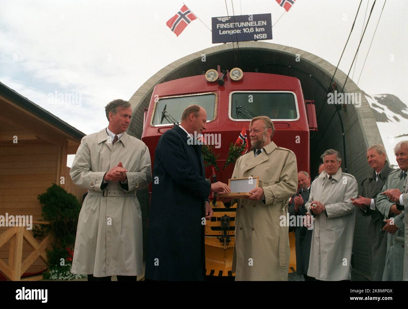 Bergen 16. Juni 1993. Der Finse-Tunnel wird von König Harald eröffnet. Hier ist der König zusammen mit dem CEO. In NSB, Kristian Rambjør t.v. und t.h. Regional Manager in NSB Trulls Erik Hegernæs. Foto: Bjørn-Owe Holmberg NTB / NTB Stockfoto