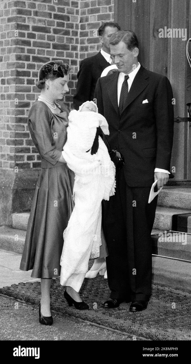 Asker 19540210. Prinsesse Ragnhild Og Erling Lorentzen bærer sitt ...