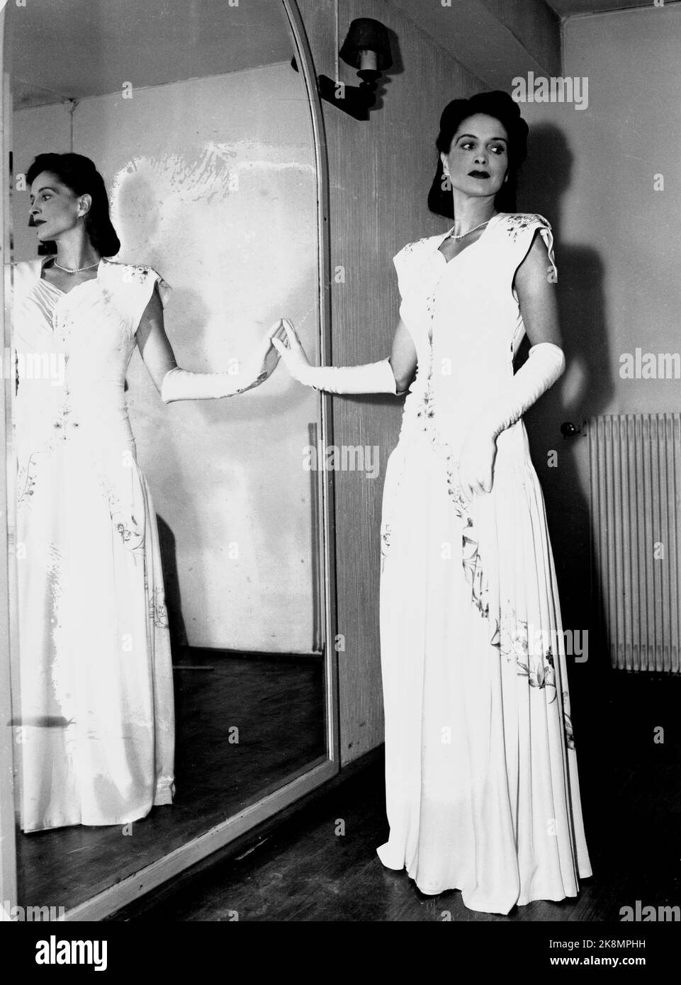Oslo 19461005 Male Show im Rainbow Restaurant. Hier eines der Modelle im Fuß seitlich Licht Company Kleid mit Stickerei. Foto: NTB / NTB Stockfoto