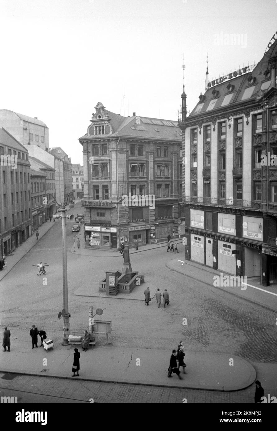 Oslo 19440408 Alltag in Oslo während des Zweiten Weltkriegs Storting's Place Fotografen aus dem Storting. Th. Tostrupgården mit Goldschmied und Hoff Frauenkleidung. Die Fenster sind wieder verdeckt / genagelt. Des Weiteren ist die Farm von Morgenbladet in Richtung der kleinen Grenze. In der Mitte des Bildes eine Telefonzelle und ein Sturz auf eine öffentliche Toilette. Foto: NTB Stockfoto