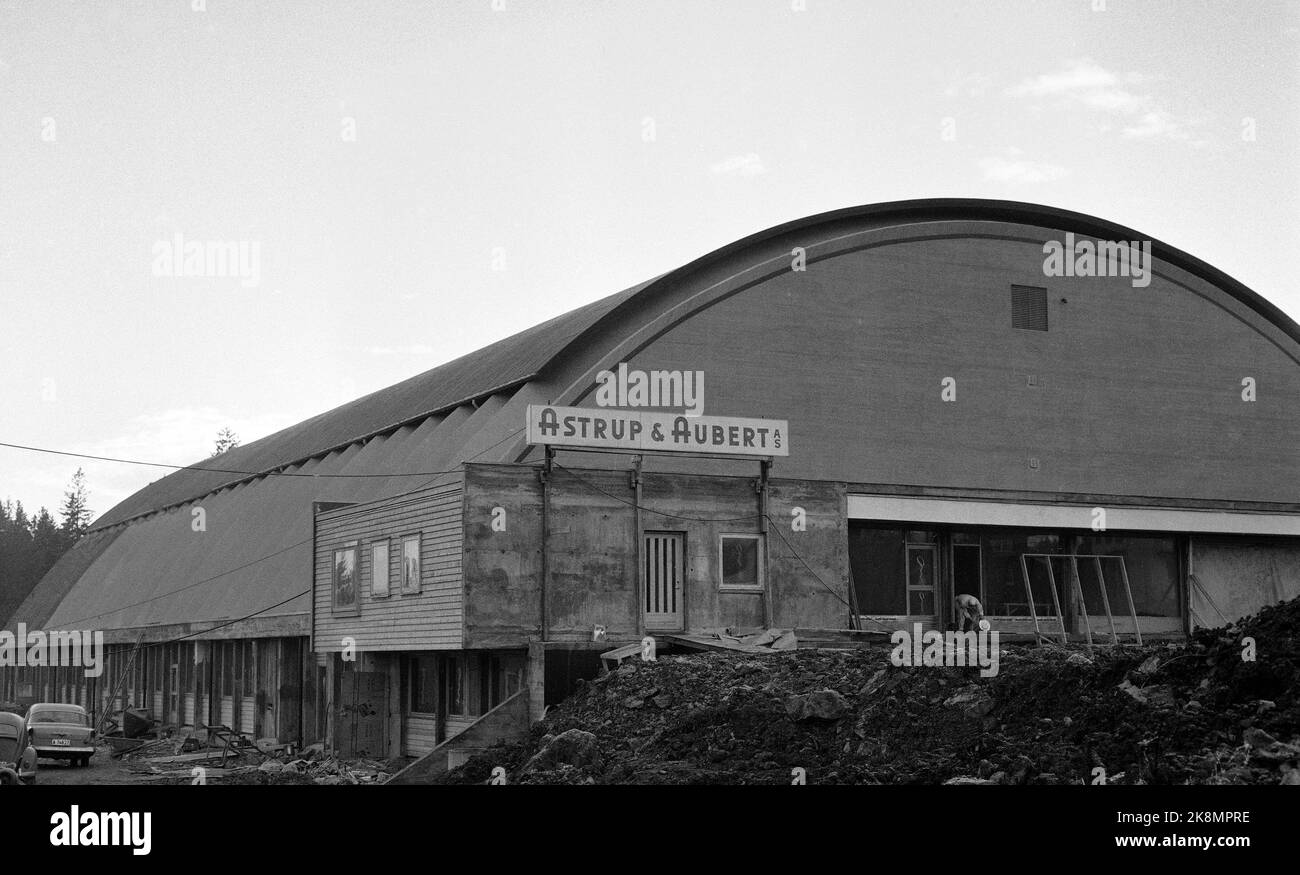 Oslo 19600107 Njård-Hallen bereit zur Eröffnung. Außen, Schilder von der Baufirma Astrup und Aubert, die für den Bau verantwortlich war. Foto: NTB / NTB Stockfoto