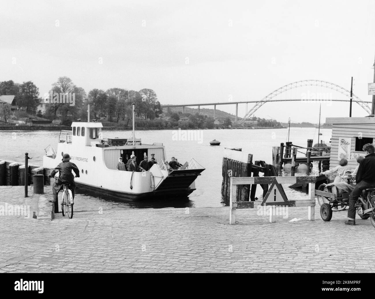Fredrikstad 19590530 'Touristidylll aus dem Jahr 1567' die einzige erhaltene Festungsstadt der nordischen Region - erbaut im Regenschirm, heute eine große, friedliche Idylle - liegt in Fredrikstad. Männer und Frauen, einige mit dem Fahrrad, kommen von der kleinen Fähre, die zwischen der Altstadt und dem modernen Fredrikstad verkehrt. Foto; Aage Storløkken / Aktuell / NTB NB! Foto wurde nicht behandelt! Stockfoto