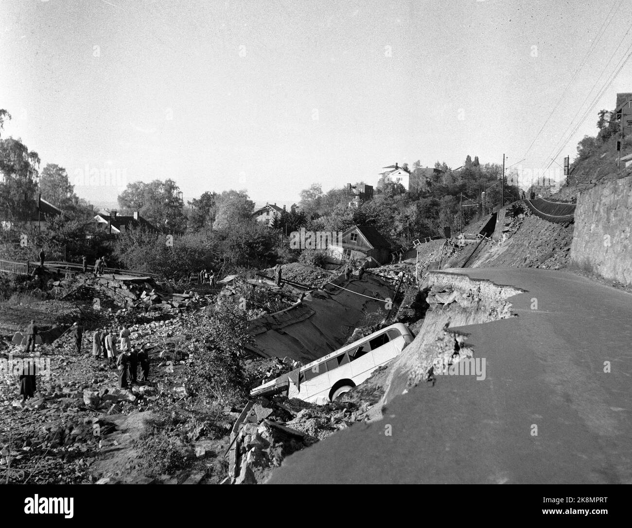 Oslo 1953-10-09 der Unfall in Bekkelaget, bei dem fünf Menschen ums Leben kamen. Hier von der Brutstätte, wo Ein Skøyenbuss begraben ist. Vier der Verstorbenen waren im Bus. Foto: Jan Stage. / NTB-Archiv / ntb Stockfoto