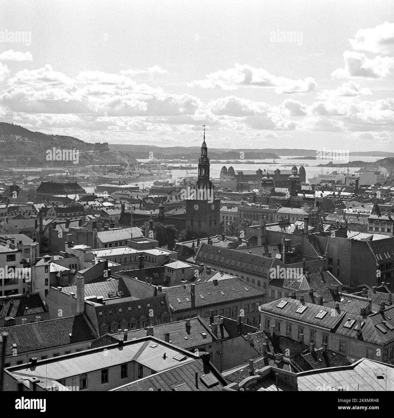 Oslo 19570821. Blick vom Regierungsgebäude - so war es: Blick vom neuen Regierungsgebäude (Høyblokken), 21. August 1957. Hier blickt man auf die Richtung des Oslofjord und den Hafen. Ekebergåsen auf der linken Seite. Die Kathedrale von Oslo in der Mitte des Bildes. 16873 Foto: Jan Nordby/NTB Stockfoto