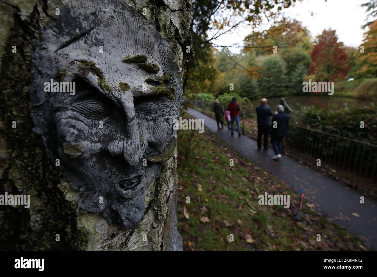 Rozelle Park, Ayr, Ayrshire, Schottland, Großbritannien. Im Rahmen des Halloween Festivals namens Tamfest wurde ein gespenstischer Pfad entlang des Pfades und des Waldes um den Teich angelegt. Mit gespenstischen, gruseligen Szenen, von einem Tisch im Wald, um den ahnungslosen Besucher an einen Tisch mit dem Teufel zu locken, verdickte Körper im See und schottische Skelett-Band in Tartan Stockfoto