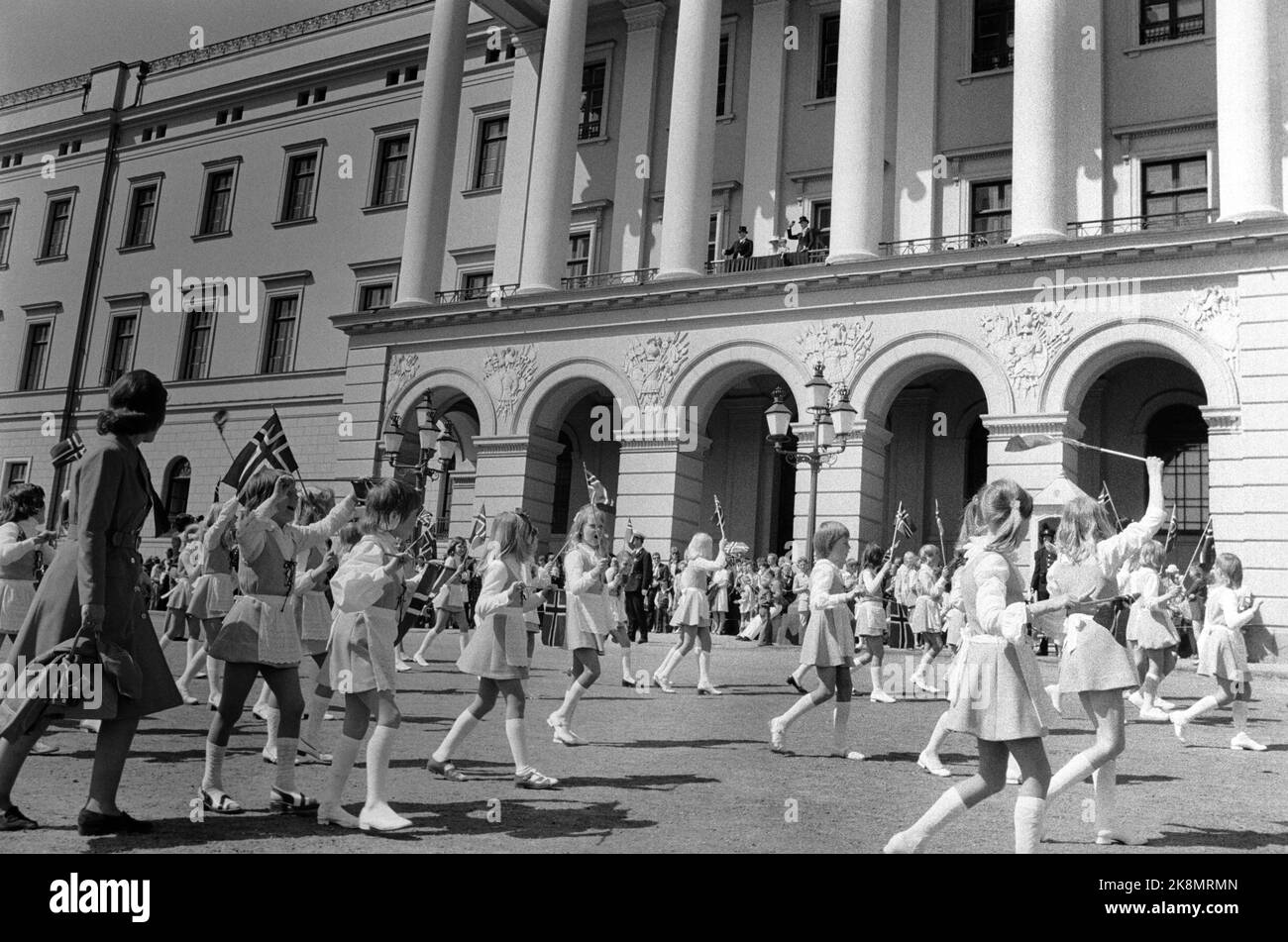 Oslo, 17. Mai 1975. Der Kinderzug in der Hauptstadt fuhr unter den besten vorstellbaren Wetterbedingungen mit herrlicher Sonne und Sommerhitze. Es gab eine tolle Atmosphäre und glückliche Kinder, die die königliche Familie auf dem Schlossbalkon begrüßten. Foto: Henrik Laurvik / NTB Stockfoto