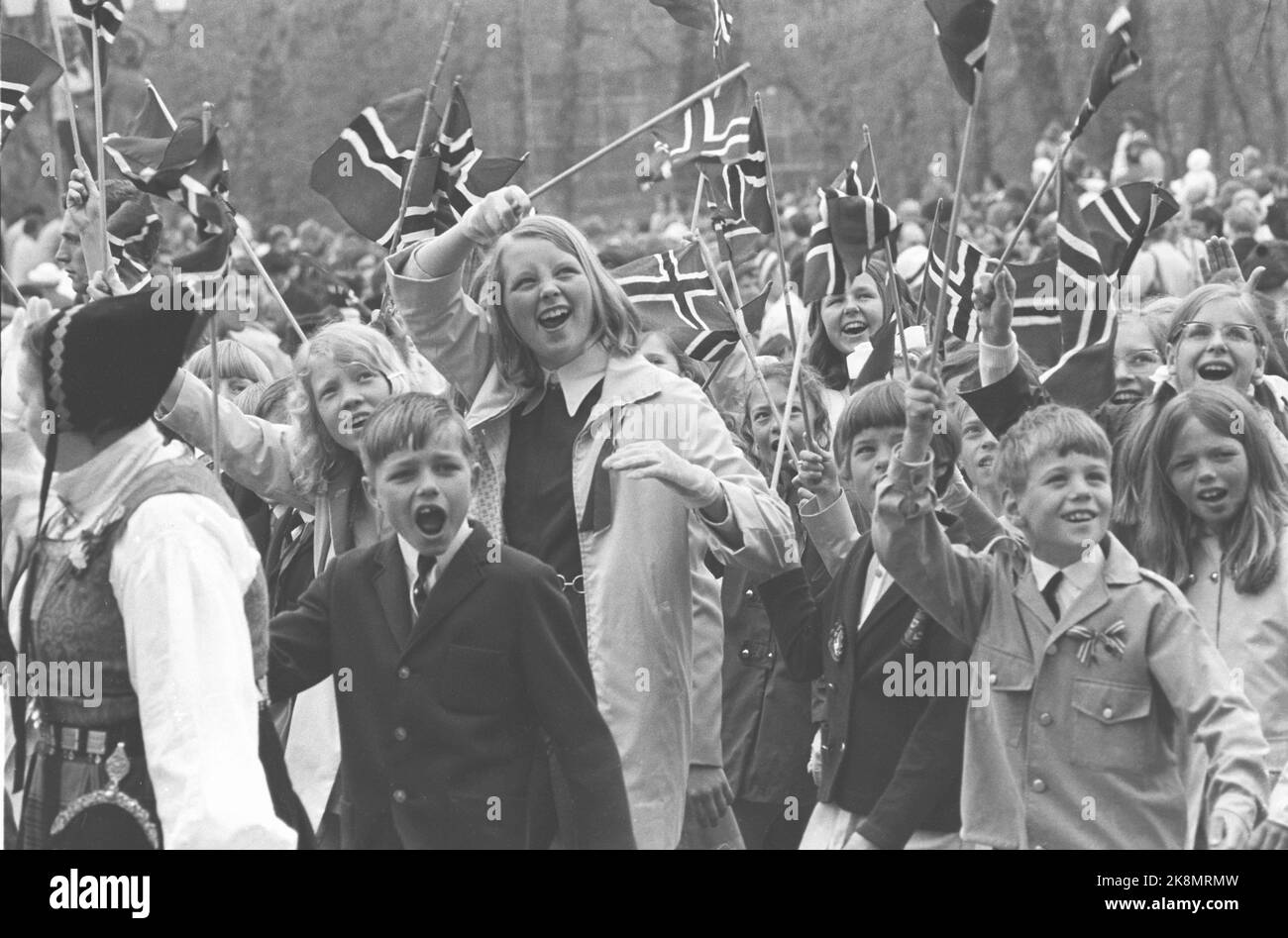 Oslo 19700517. 17. Mai: Fest in Oslo. Kronprinz Harald und Kronprinzessin Sonja winken ohne König Olav zum Kinderzug auf dem Schlossbalkon. Der König war krank und konnte nicht anwesend sein. Hier glückliche Kinder im Kinderzug mit norwegischen Flaggen, die dem Kronprinzenpaar in Slottsplassen winkten. Foto: NTB Erik Thorberg / NTB / NTB Stockfoto