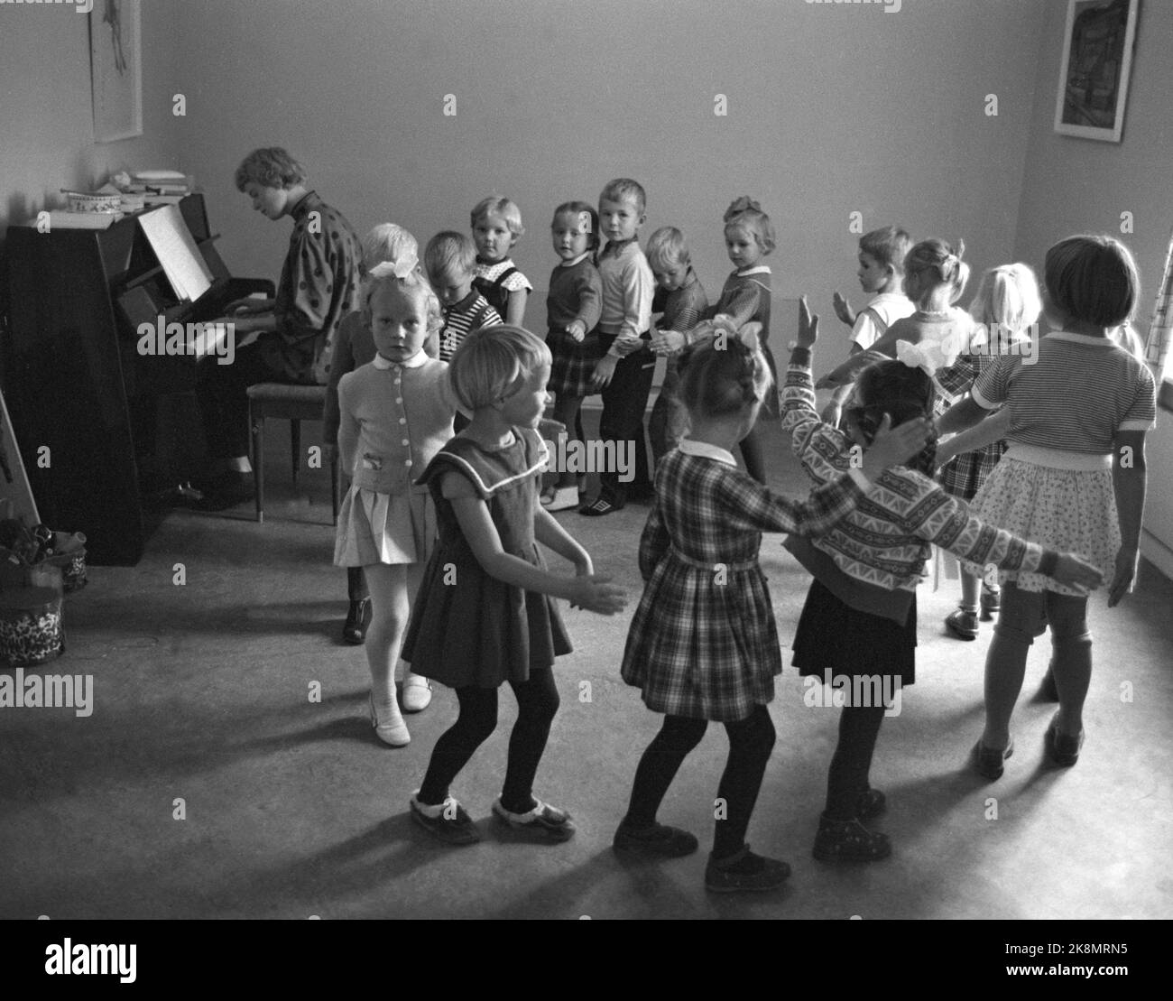 Oslo 196209 Musikkindergarten und Musikschule in Manglerudhuset. Else Ellingsen ist musikalische Kindergärtnerin und leitet das Orchester. Photo Aage Storløkken / Aktuell / NTB Stockfoto