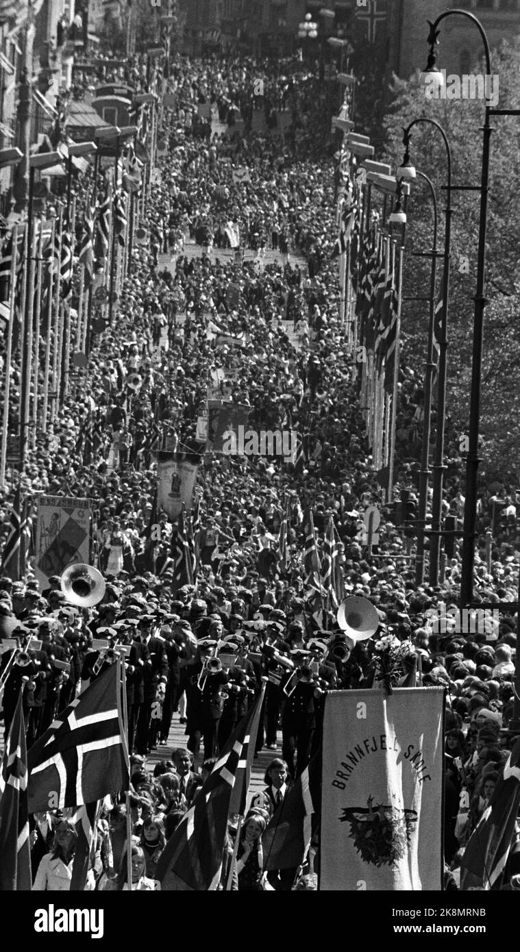 Oslo, 17. Mai 1975. Der Kinderzug in der Hauptstadt fuhr unter den besten vorstellbaren Wetterbedingungen mit herrlicher Sonne und Sommerhitze. Foto: Henrik Laurvik / NTB Stockfoto