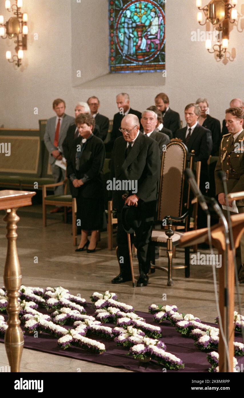 Oslo 19890912. Partnair-Unfall. Erinnerungsurlaub in der Kathedrale von Oslo nach dem Flugzeugabsturz in Hirtshals, der 55 Menschenleben forderte. Fünfzig Mitarbeiter der Reederei Wilhelmsen Lines und eine fünfköpfige Besatzung kamen ums Leben. König Olav und Vertreter des Storting und der Regierung waren während der Zuschüsse anwesend. NTB Archivfoto Bjørn Sigurdsøn / NTB Stockfoto