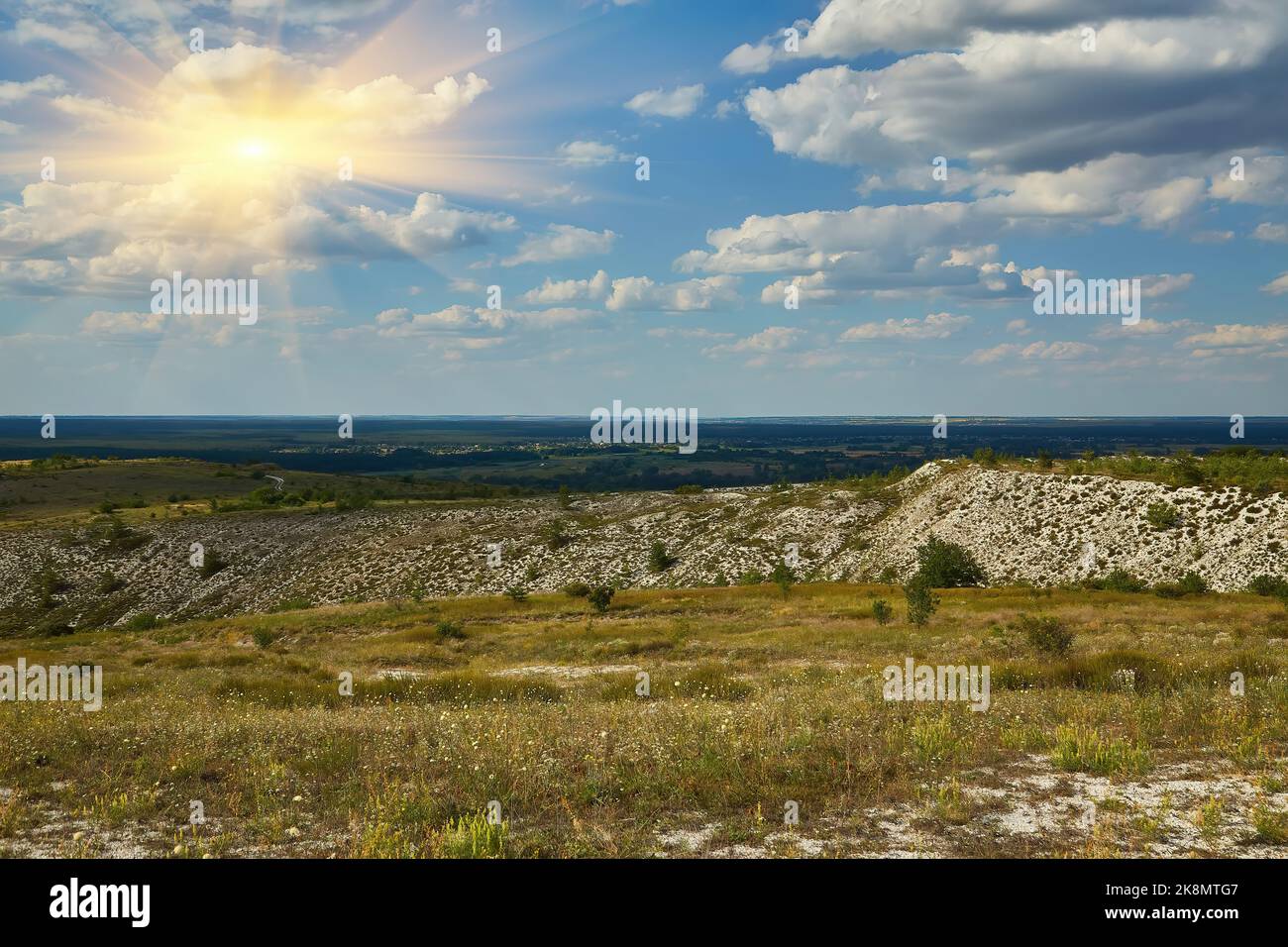 Kreidegebirge an einem sonnigen Tag, Naturschutzgebiet in der Nähe von Swjatogorsk, Ukraine. Stockfoto