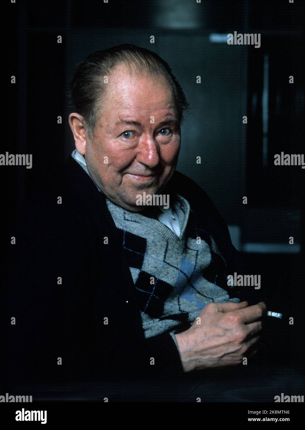 1988 schauspieler carsten byhring mit einer zigarette in der hand ...