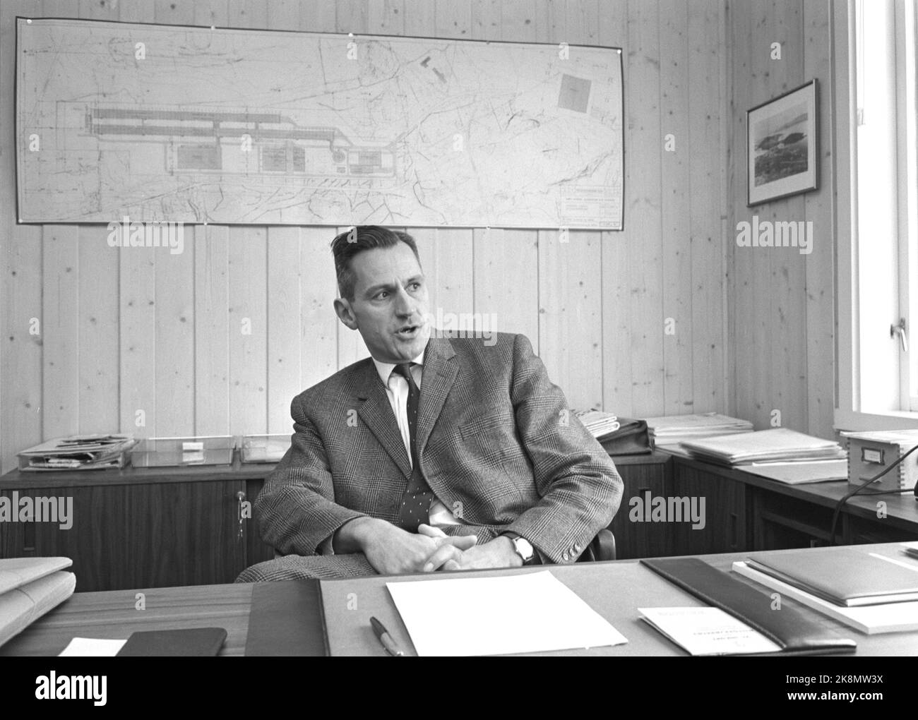 Husnes 19641003. Das Aluminiumwerk in Husnes wird gebaut. Die Bagger verändern die Landschaft von Tag zu Tag. Hier, Direktor Eugène Kepper, der sich auf die Zukunft der Aluminiumindustrie freut. Er verspricht, dass die Beschwerde über das Rauchen minimal sein wird. Foto: Sverre A. Børretzen Current / NTB Stockfoto