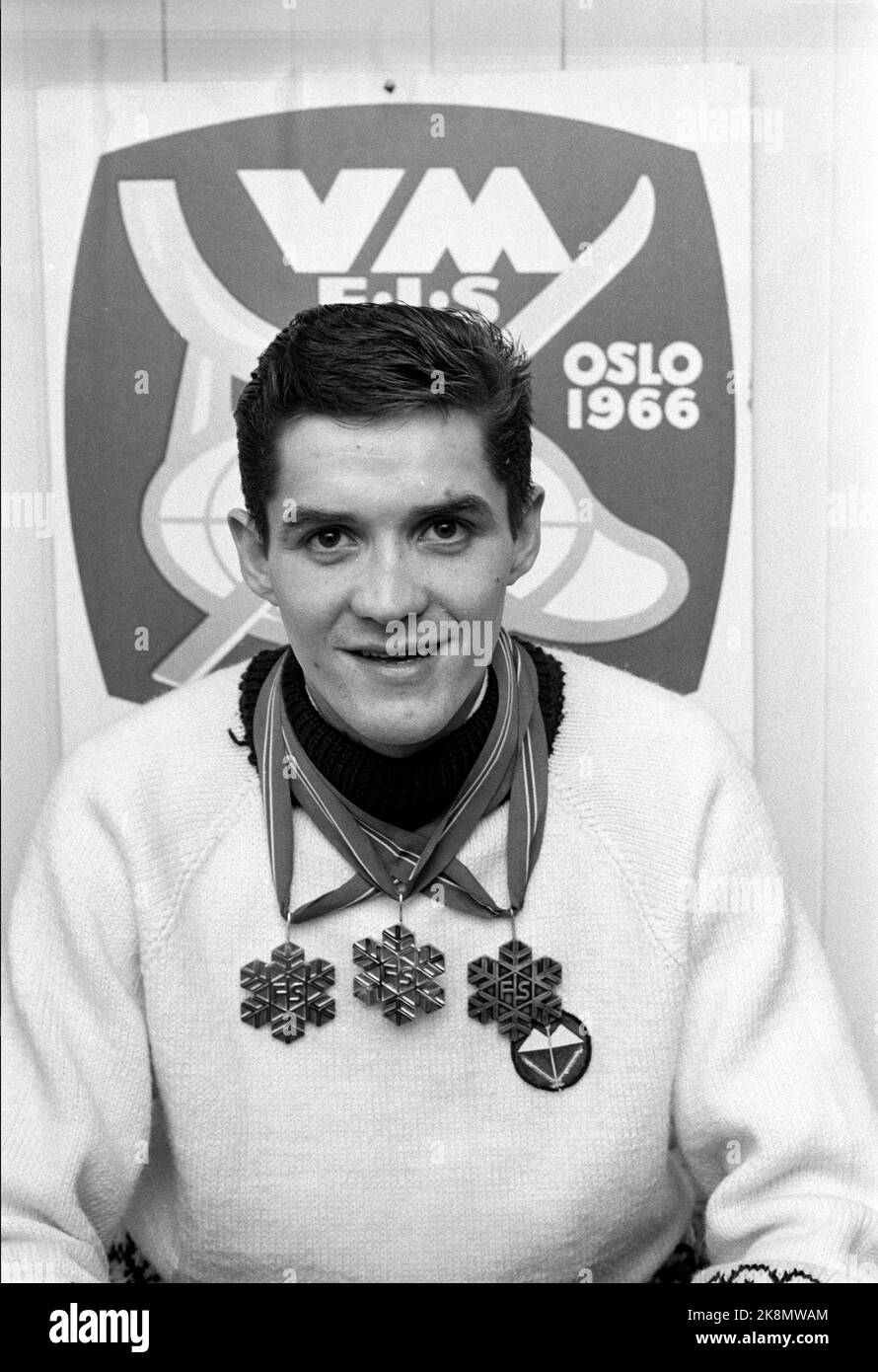 Oslo Februar 1966 WM in Holmenkollen. Der WM-König war der norwegische Gjermund Eggen, der drei Goldmedaillen mit 15 Kilometern, 50 Kilometern und Staffel holte. Hier Eggen im TV-Studio, mit den drei Goldmedaillen um den Hals, und mit dem WM-Emblem im Hintergrund. Foto: Current / NTB Stockfoto