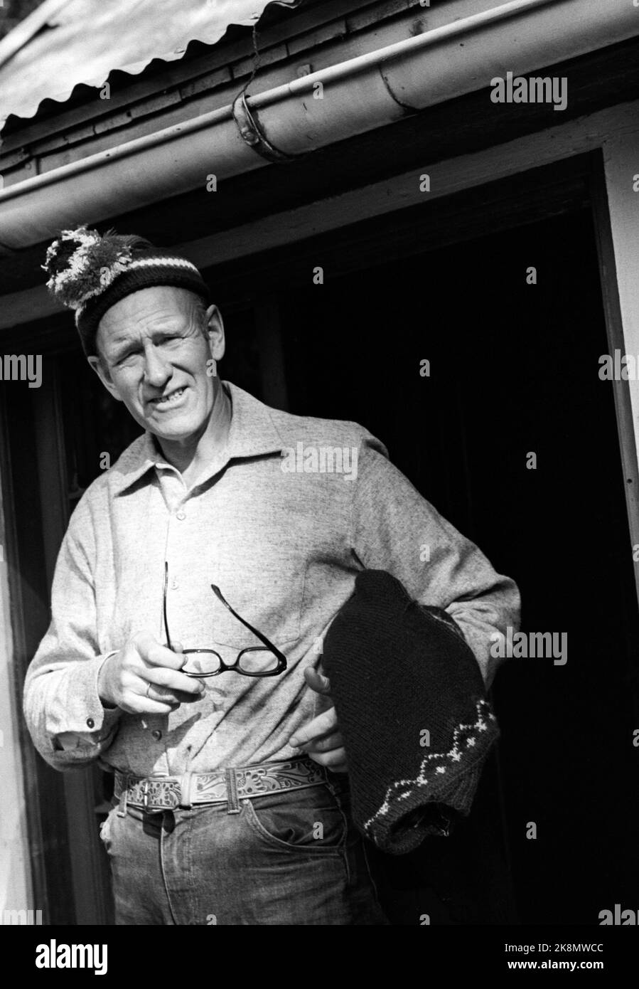 Im Oktober 1970 besitzt der Geschäftsmann Olav Thon 21 Stadtfarmen im Zentrum von Oslo, er betreibt eine Sollihøgda Anzahl von Restaurants, Geschäften, Pubs und Imbissstuben. Er lebt in Ola-Hosen in der Hütte am Teich Livannet in Sollihøgda. Hier kann er sich ganz entspannen. Foto: Aage Storløkken / Aktuell / NTB Stockfoto