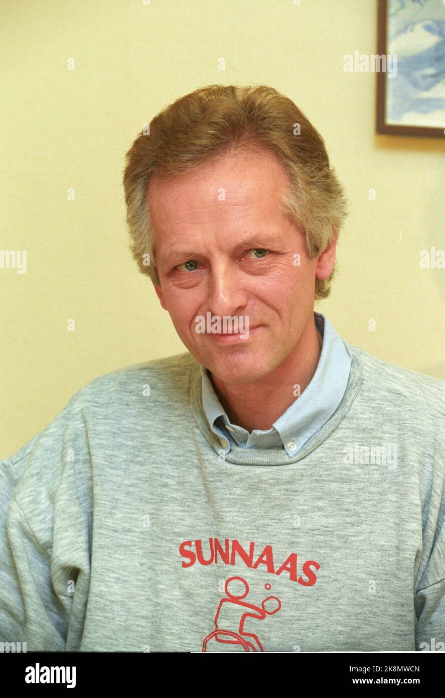 Nesodden 19931214. Aschehougs Verlagsleiter William Nygaard trifft die Presse zum ersten Mal im Krankenhaus von Sunnaa, nachdem er am 11. Oktober 1993 vor seinem Haus einem Mordversuch unterzogen wurde. Er wurde angeschossen und schwer verletzt. NTB Archivfoto Jon EEG / NTB Stockfoto