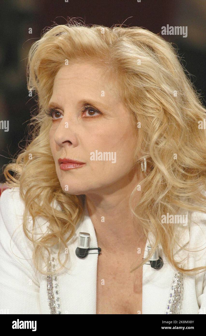 Sylvie Vartan am Set der TV-Show „Vivement Dimanche“ präsentiert von Michel Drucker. 31. März 2004 Stockfoto