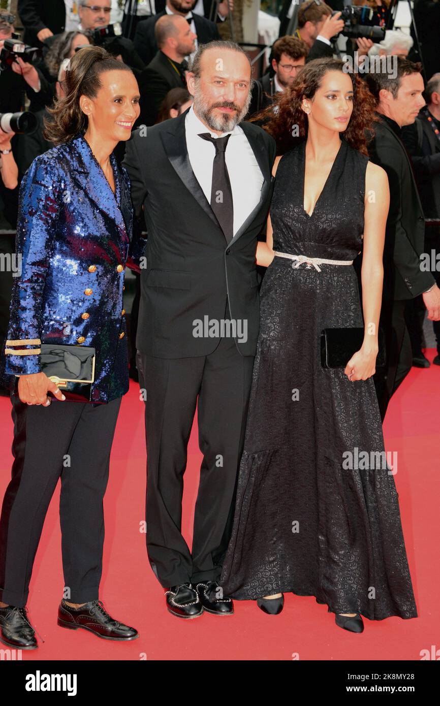 Karine Silla, Vincent Perez, Iman Perez (Robe Chanel) 'Les amandiers' ('Forever Young') Filmfestspiele von Cannes Screening 75. Filmfestspiele von Cannes 22. Mai 2022 Stockfoto